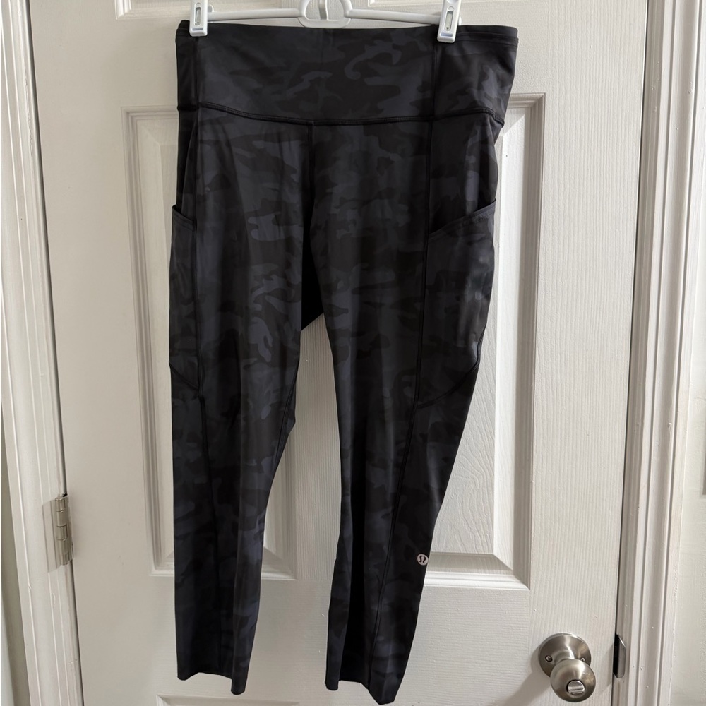 Lululemon Black Camo Pocket Capri Leggings 10 Pants